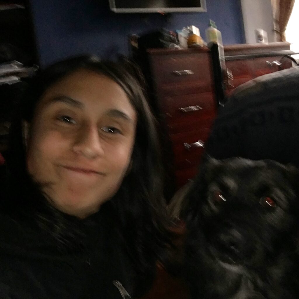 Imagen de Jonathan con su perro a su derecha.