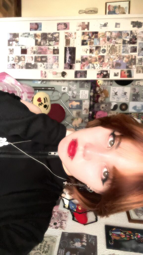 Foto de una chica posando para la cámara 