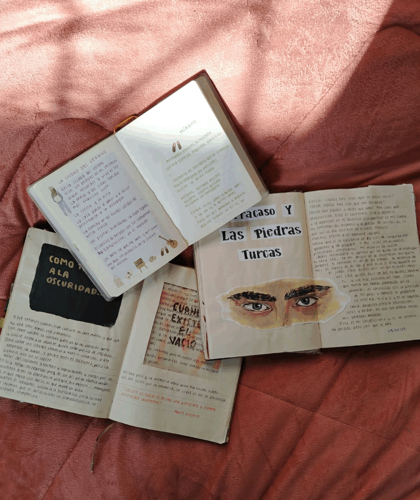 Cuadernos con escritos y dibujos.