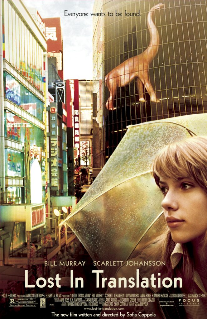 Cartel de la película Lost in Translation con calles iluminadas de Tokio, anuncios en japonés y un paraguas transparente en primer plano. Representa choque cultural, barreras lingüísticas y diversidad en la comunicación global.