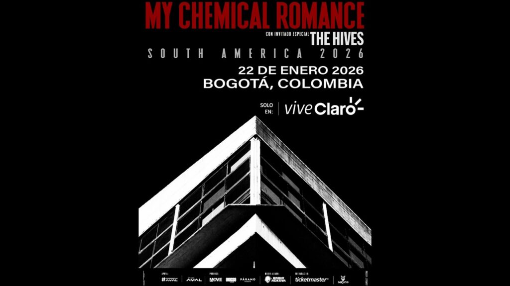 Afiche oficial de la gira My Chemical Romance South America 2026. El diseño tiene fondo negro con letras en rojo y blanco. En la parte superior se lee en grande: “MY CHEMICAL ROMANCE” en rojo, seguido de “con invitado especial THE HIVES” en blanco. Más abajo, en letras blancas, aparece el texto: “South America 2026” y la fecha 22 de enero 2026, Bogotá, Colombia. También se indica que las entradas estarán disponibles exclusivamente en viveClaro. En la parte inferior se muestran logotipos de patrocinadores y ticketmaster. El centro del afiche presenta una imagen en blanco y negro de un edificio moderno con líneas diagonales que forman una composición geométrica, creando un contraste dramático con el fondo oscuro.