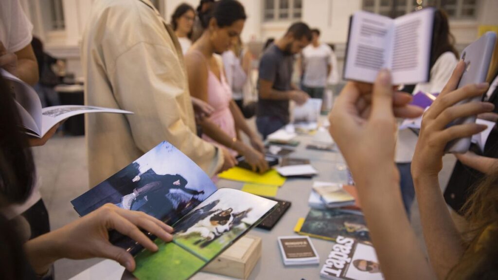 Fotograf&iacute;a de variso estudiantes universitarios ojeando libros para ni&ntilde;os