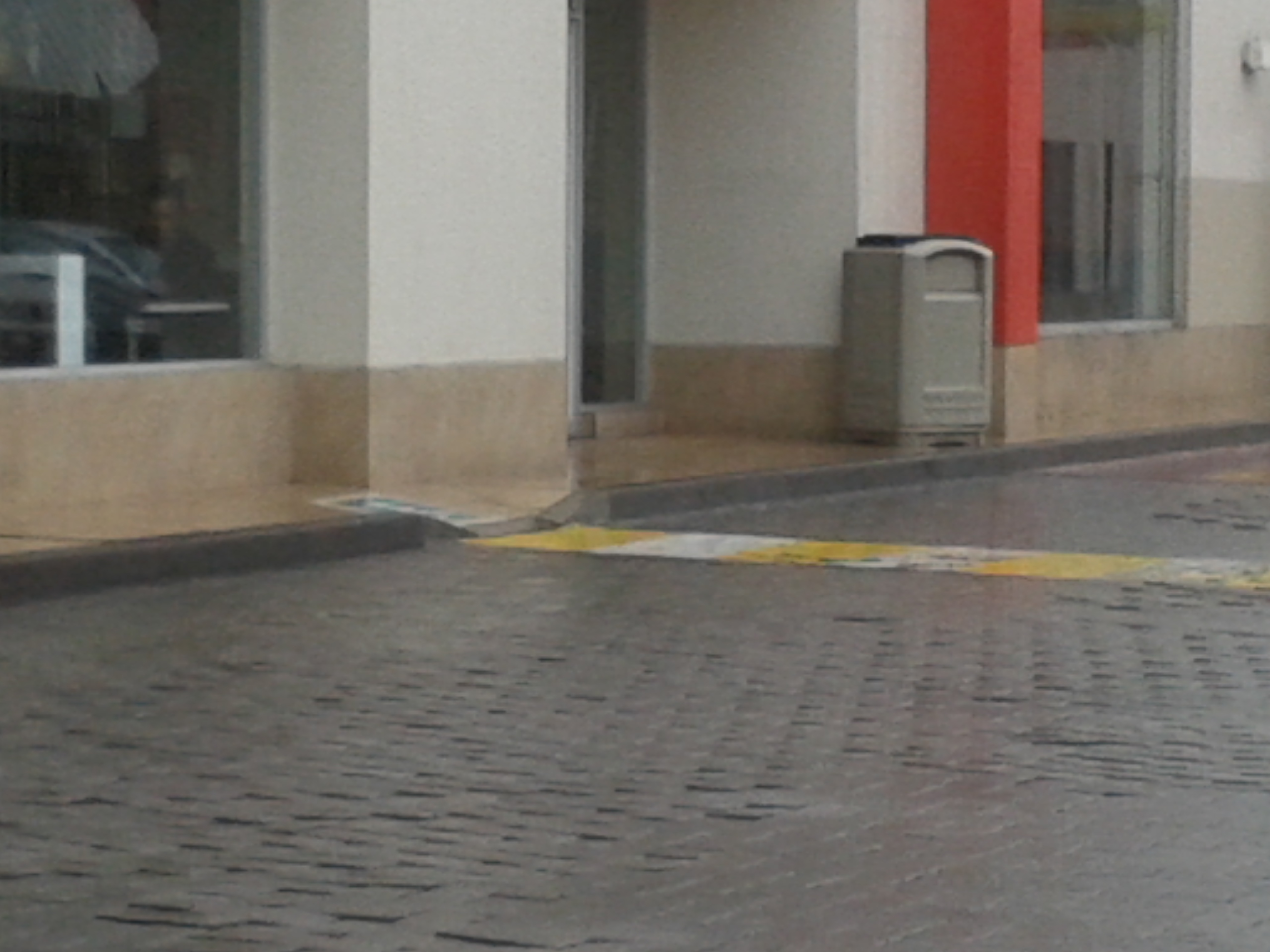 Imagen blog de sordera. Dejeselo a la comunicación. Imagen de la rampa de acceso a un restaurante de comida rápida demasiado estrecha para que entre una silla.